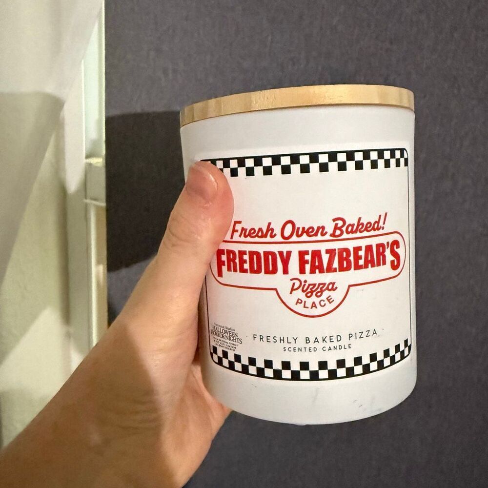 Universal Studios FNAF Five Nights Pizza Scented Candle New Halloween Horror Nig